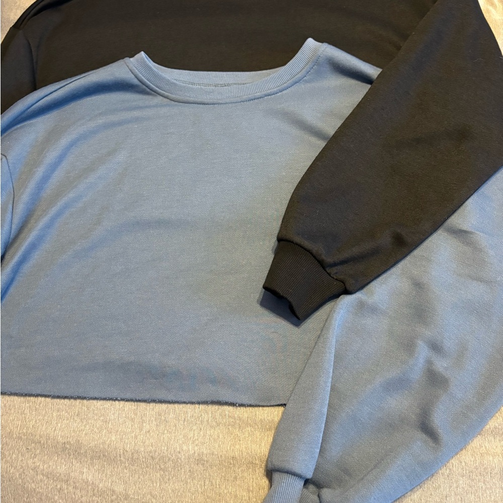 SHEIN woman’s set of TWO cropped sweatshirts. Blue and Black Crewneck Sweateshir